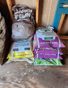 lot 3001 image: Potting Soil, Compost, Peat and Mulch