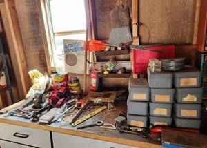 lot 3009 image: Contents of Top of Cabinet