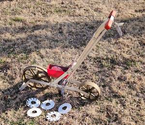 lot 3028 image: Precision Garden Seeder - Model 1001B