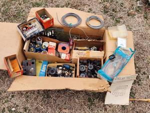 lot 3039 image: Vintage Knobs and Electrical Lot
