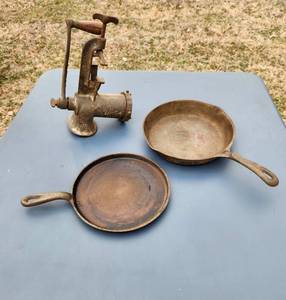 lot 3047 image: Cast Iron Puritan III, Wagoner 10 12 Skillet and No. 8 Stove Griddle