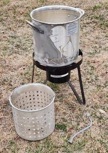 lot 3049 image: Turkey Fryer - No Lid