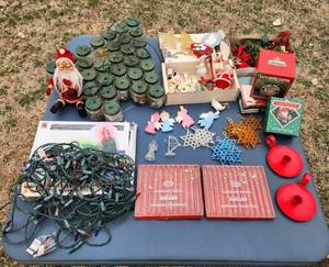 lot 3054 image: Christmas Decor