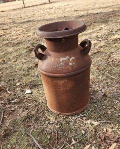 lot 1007 image: Vintage 10 Gallon Milk Can