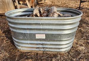 lot 1015 image: Stock Tank - 46 x 24