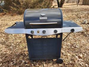 lot 1028 image: Barbeque Grill with Refillable Tank