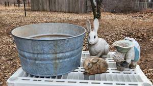 lot 1031 image: Galvanized Tub and Yard Decor