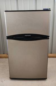 lot 4002 image: Frigidaire Mini Fridge - Model FFPS31L2QM - 19 x 20 x 33
