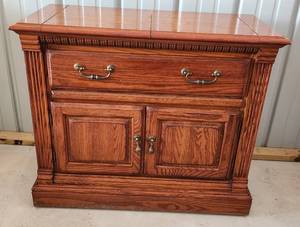 lot 4004 image: American Drew Flip Top Server - 40 x 21 x 33.5