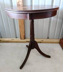lot 4012 image: Vintage Wood Round Table - 20 x 25.5