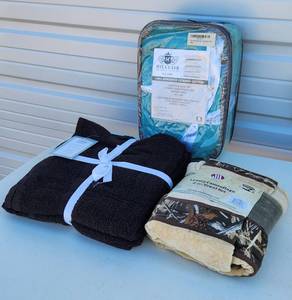 lot 4043 image: Bath Towels - NEW