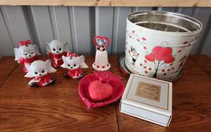 lot 4081 image: Vintage Valentines Collectibles