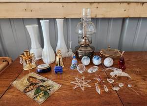 lot 4088 image: Decor, Vases, Crystals, Wall Oil Lamp and Collectibles