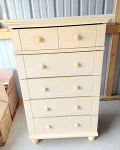 lot 4101 image: 5 Drawer Dresser 31 x 18 x 50 - Very Heavy