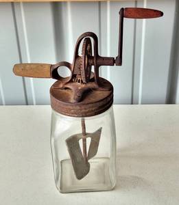 lot 4121 image: Antique Dazey Butter Churn