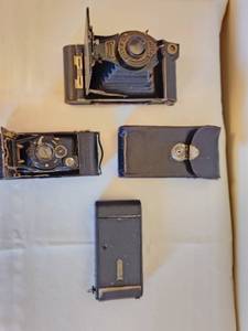 lot 4133 image: Brownie No. 3A Autographic, Voigtlander Anastigmat Skopan #489308 and Kodak (Doesnt Open)