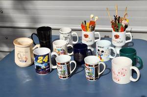 lot 6011 image: Coffee Cups and Stir Sticks
