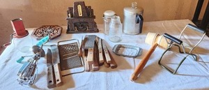 lot 6016 image: Vintage Kitchen Housewares
