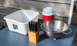 lot 6018 image: Collander, Rubbermaid Jug, Steak Knives and 18QT Dish Pan