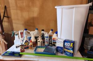 lot 6034 image: Cleaning Supplies and Trash Can