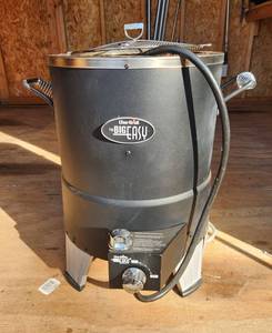 lot 2002 image: Char-Broil The Big Easy Oil-Less Turkey Fryer