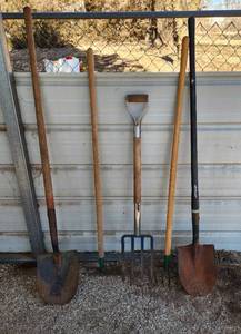 lot 2079 image: Long Handled Tools