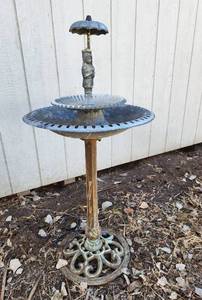 lot 2085 image: 42 Metal Fountain Bird Bath