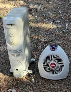 lot 2107 image: (2) Heaters - 1 Oil Heater and 1 Vornado Space Heater