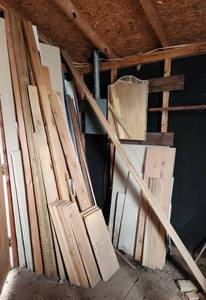 lot 2122 image: Lumber in Corner of Back Shed