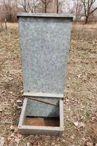 lot 2138 image: High Capacity Poultry Feeder 30 Tall