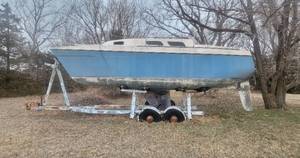 lot 1024 image: 28ft Bayliner Buccaneer Sailboat and 27ft EZ Roller Trailer Model P1278 - THIS ITEM HAS THE OPTION FOR A DIFFERENT REMOVAL DAY...PLEASE CALL 316-655-0218 with any questions