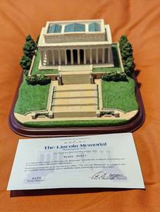 lot 4178 image: Danbury Mint The Lincoln Memorial Landmark Sculpture