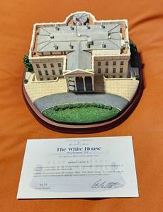 lot 4179 image: Danbury Mint The White House Landmark Sculpture