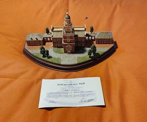 lot 4181 image: Danbury Mint Independence Hall Landmark Sculpture - Small Flag is broke of top and need reattached