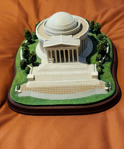 lot 4182 image: Danbury Mint Jefferson Memorial Landmark Sculpture