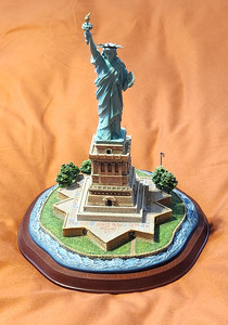 lot 4183 image: Danbury Mint Statue of Liberty Landmark Sculpture