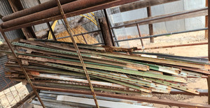 lot 9016 image: Large Variety of 5ft and 6ft T-Post