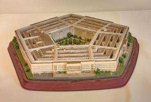 lot 4188 image: Danbury Mint The Pentagon Landmark Sculpture