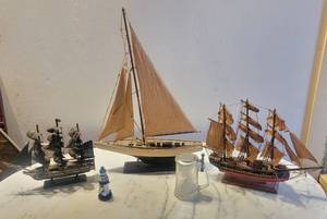 lot 6062 image: Sailboat Decor - Needs Dusted and Cleaned