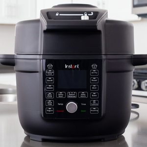 lot 1688 image: Instant Pot Duo Crisp With Ultimate Lid