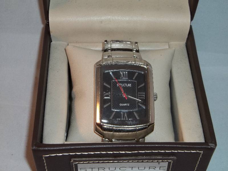 lot 2043 image: Structure watch