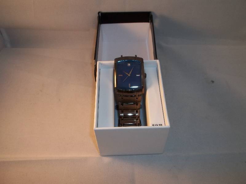 lot 2082 image: silver watch