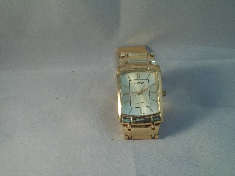 lot 2104 image: mens watch