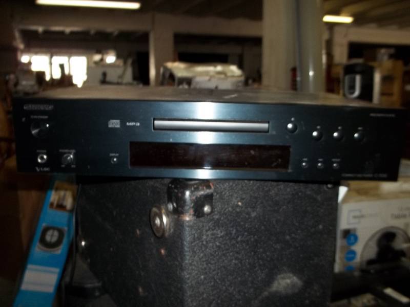lot 2106 image: Onkyo C-7030 Compact Disc Player (Black)