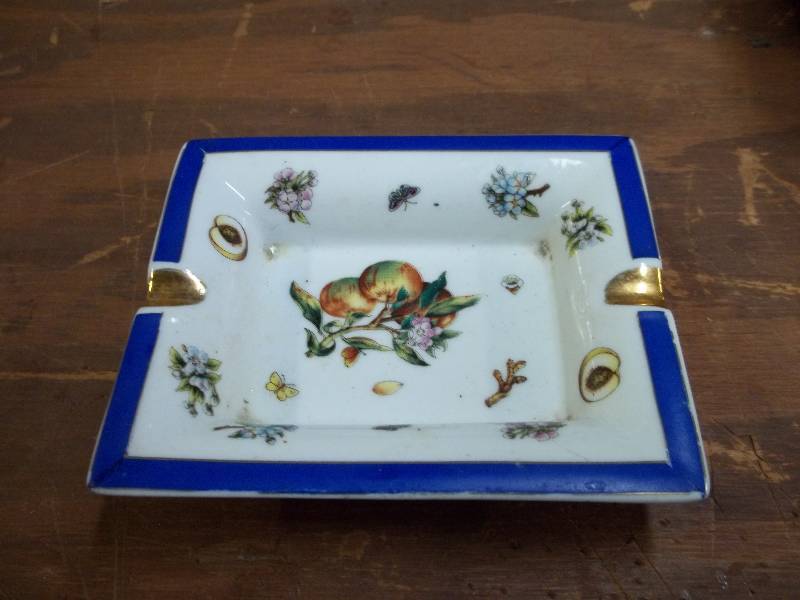 lot 2113 image: Ceramic Ashtray decor.