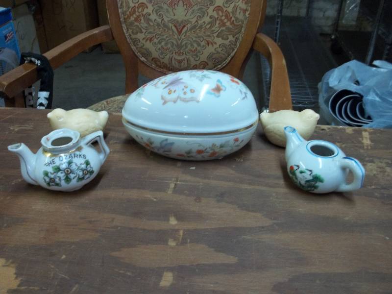 lot 2116 image: ceramic teapot and eggshell decor