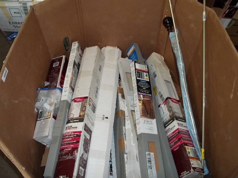 lot 2145 image: blinds and curtain rods