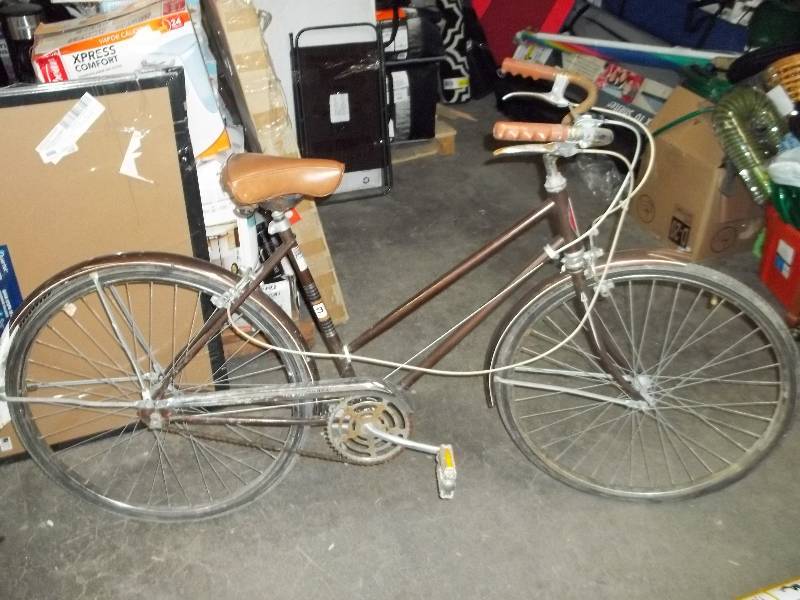 lot 2147 image: VINTAGE-MURRAY-BICYCLE-BIKE-3-SPEED