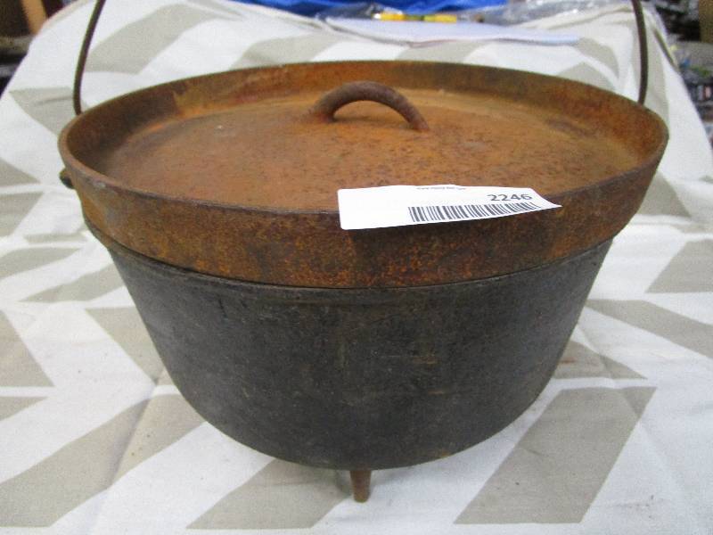 lot 2246 image: cast iron cooking pot