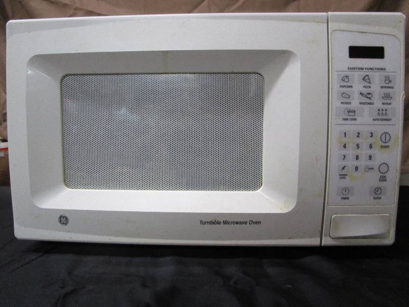lot 2259 image: GE 900 watt microwave
